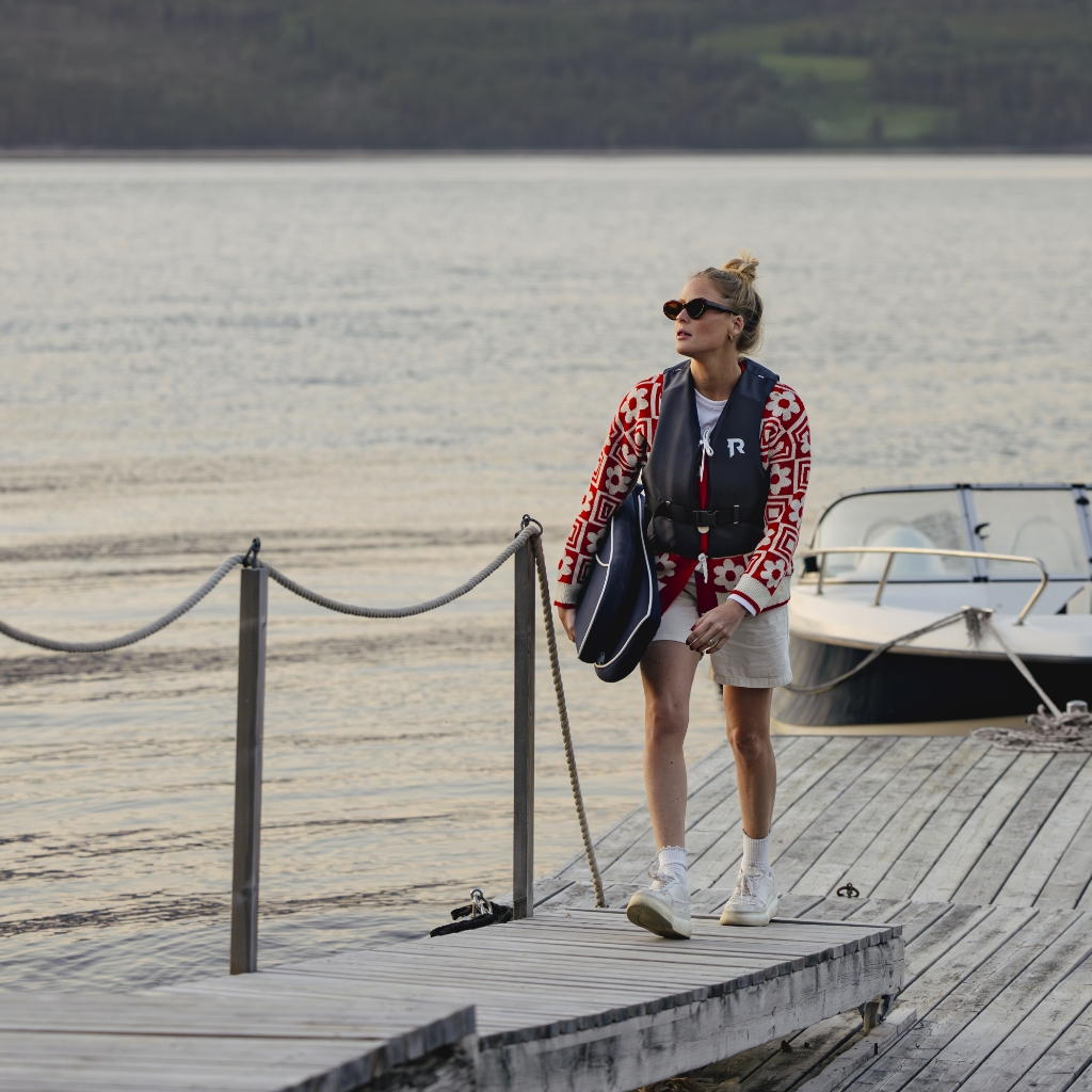 En voksen person har på seg Pop flytevest fra Regatta