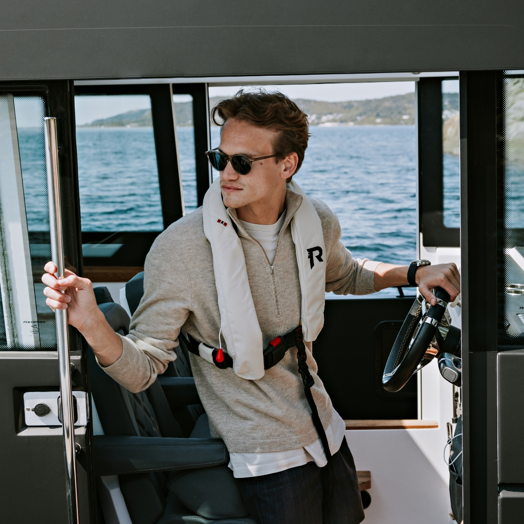 En person har på seg oppblåsbar redningsvest fra Regatta