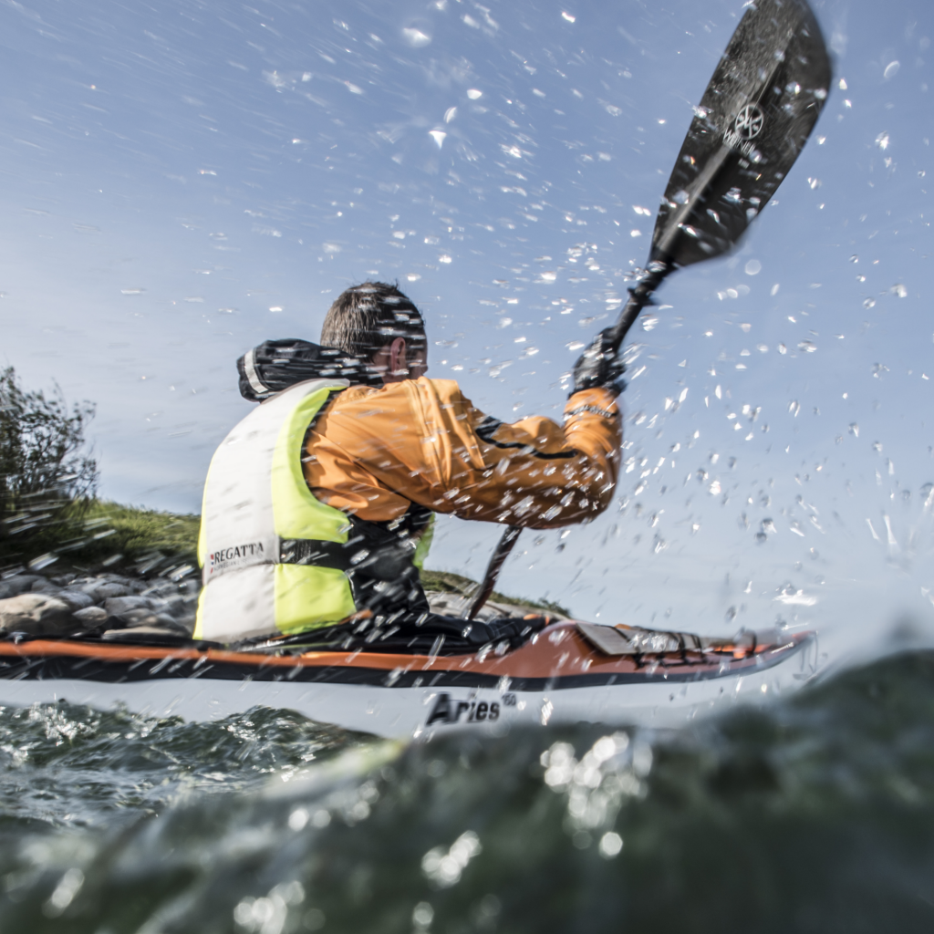 En person har på seg PopExplorer flytevest fra Regatta mens han padler kajakk