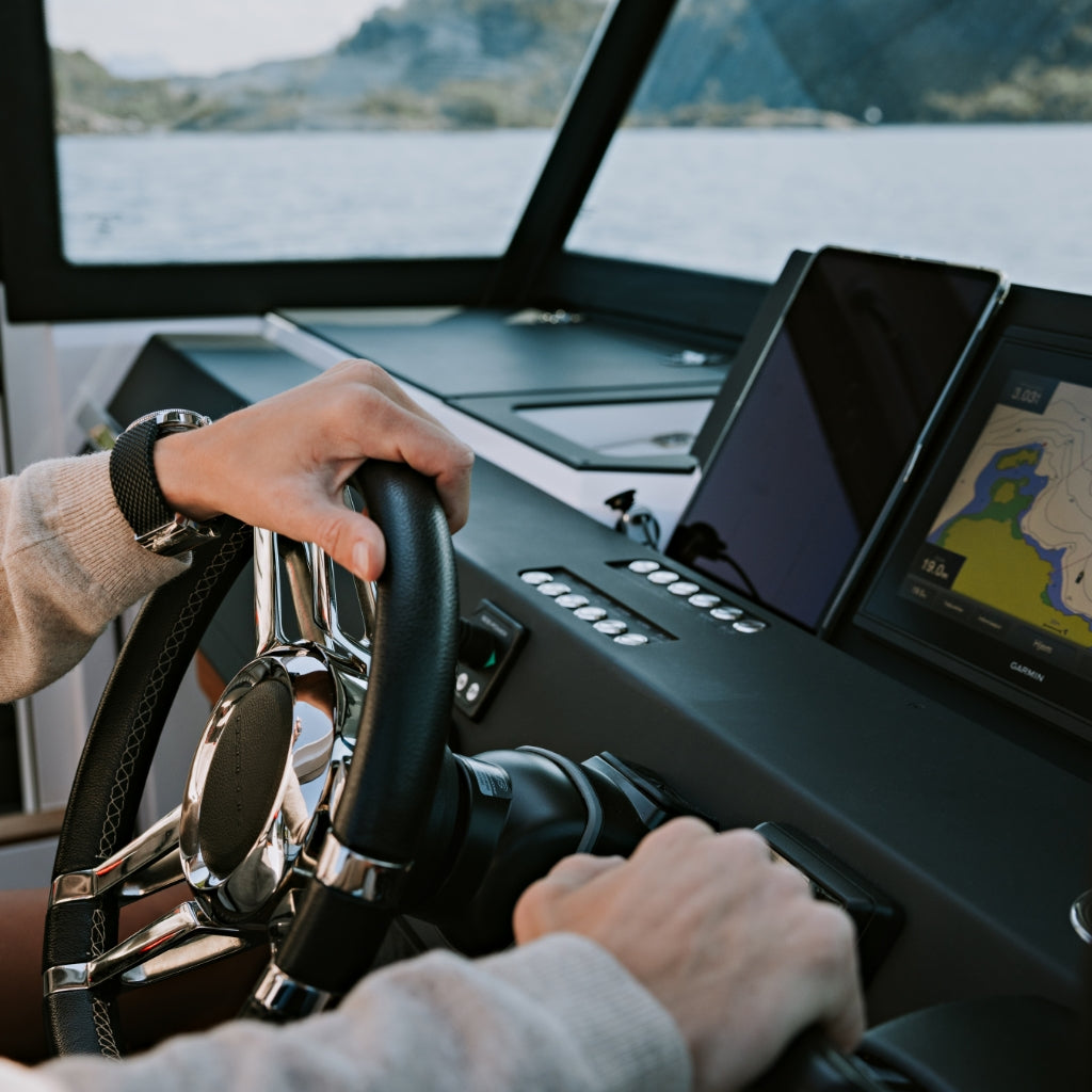 En person kjører en båt