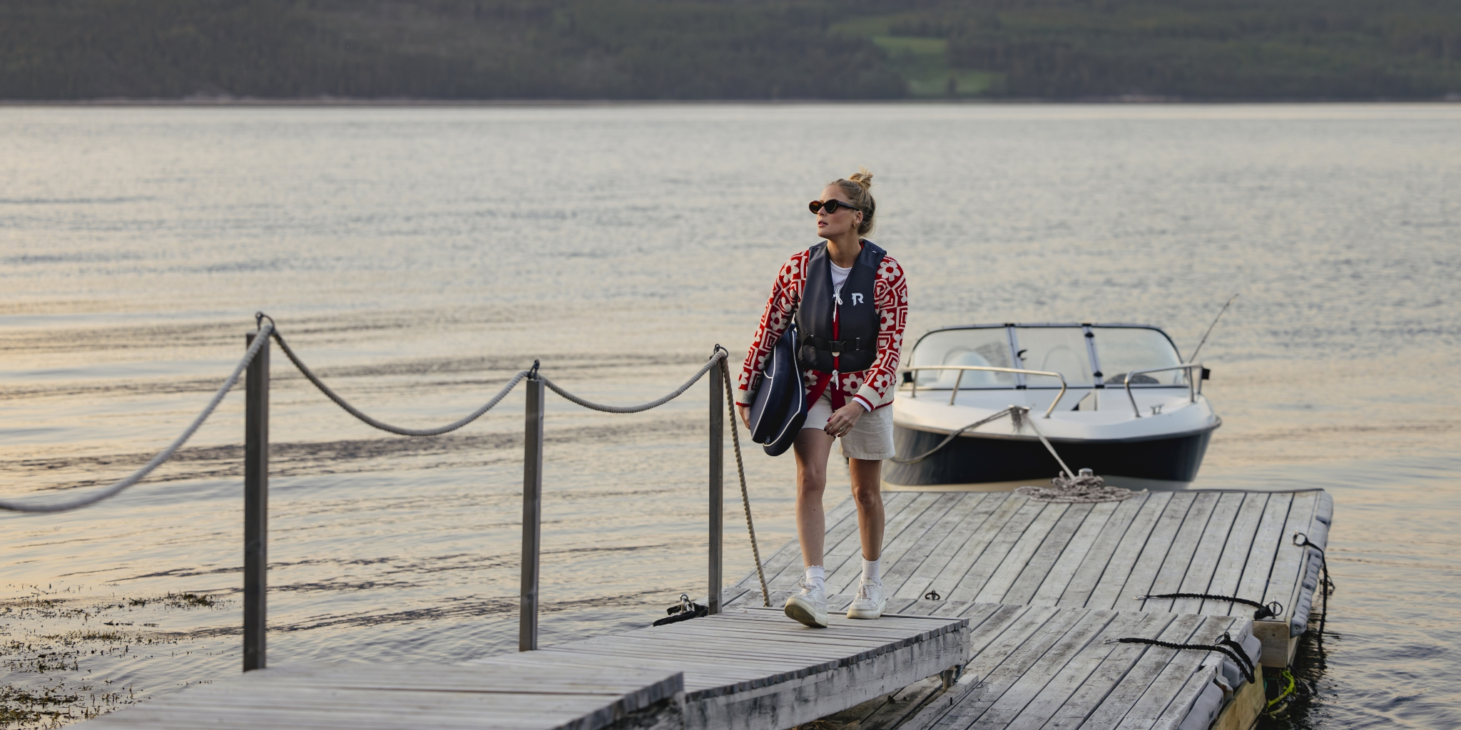 En voksen person har på seg Pop flytevest fra Regatta