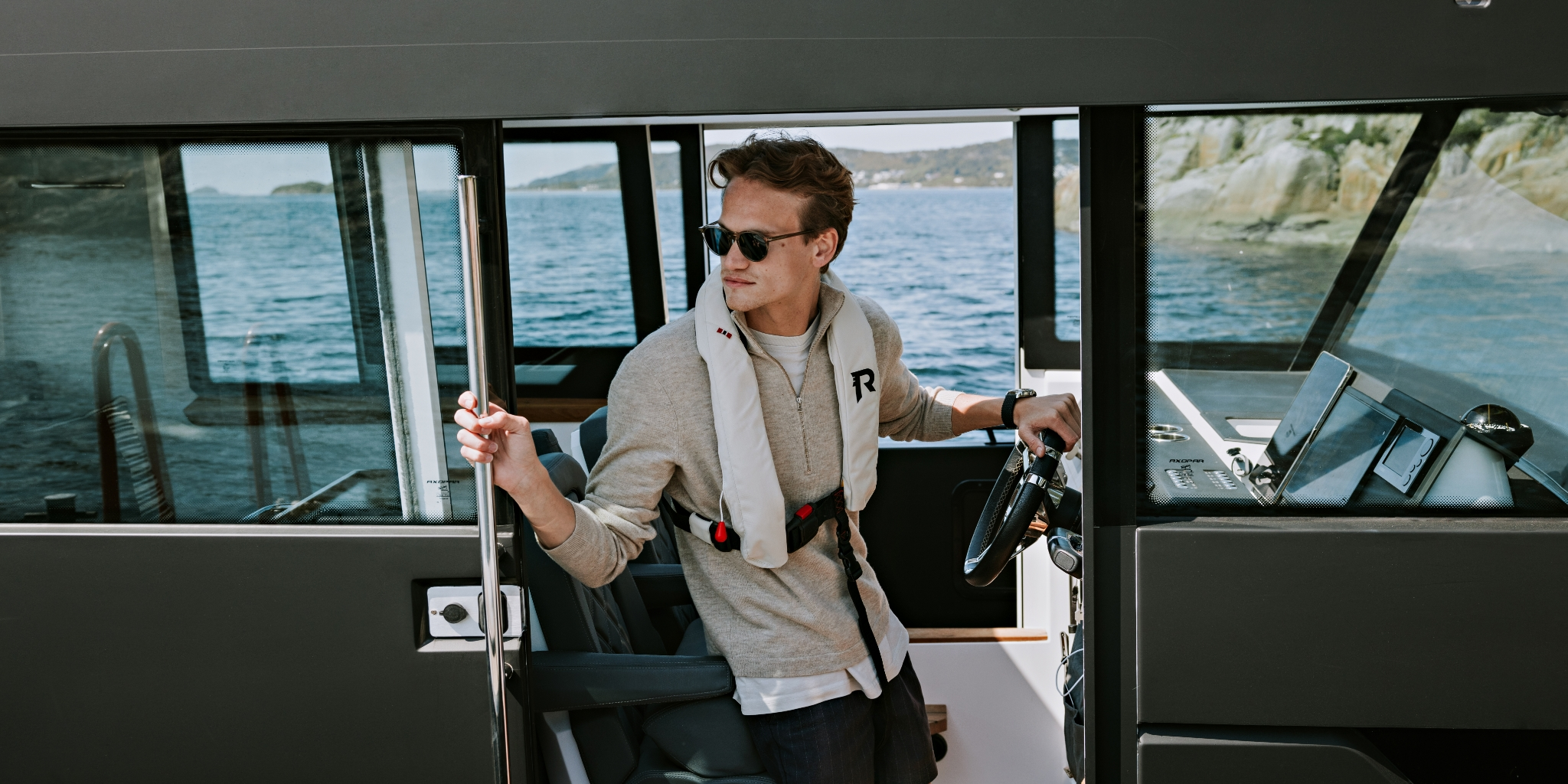 En person har på seg oppblåsbar redningsvest fra Regatta