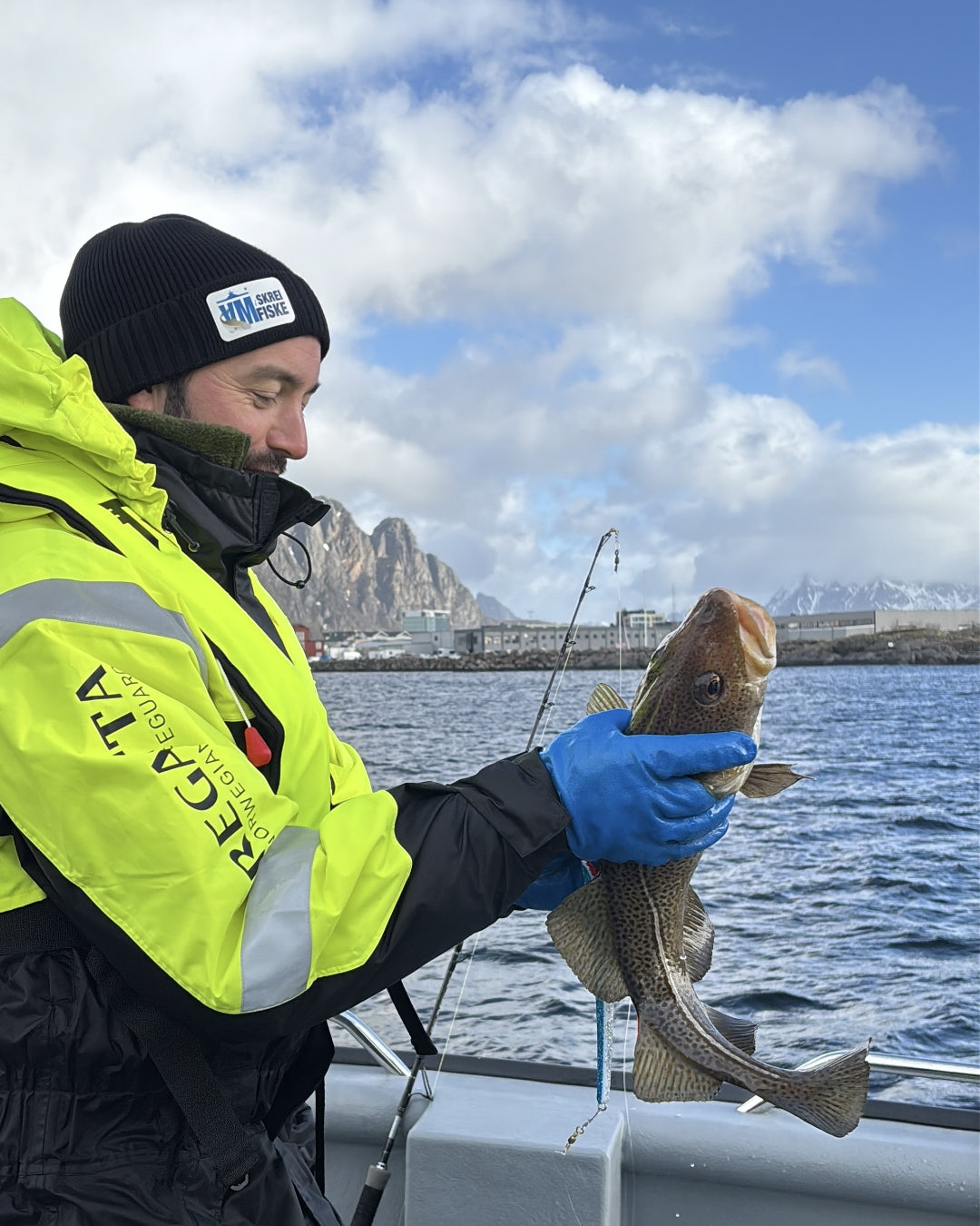 Personer har på seg flytedrakt fra Regatta når de fisker under VM i skreifiske 2026