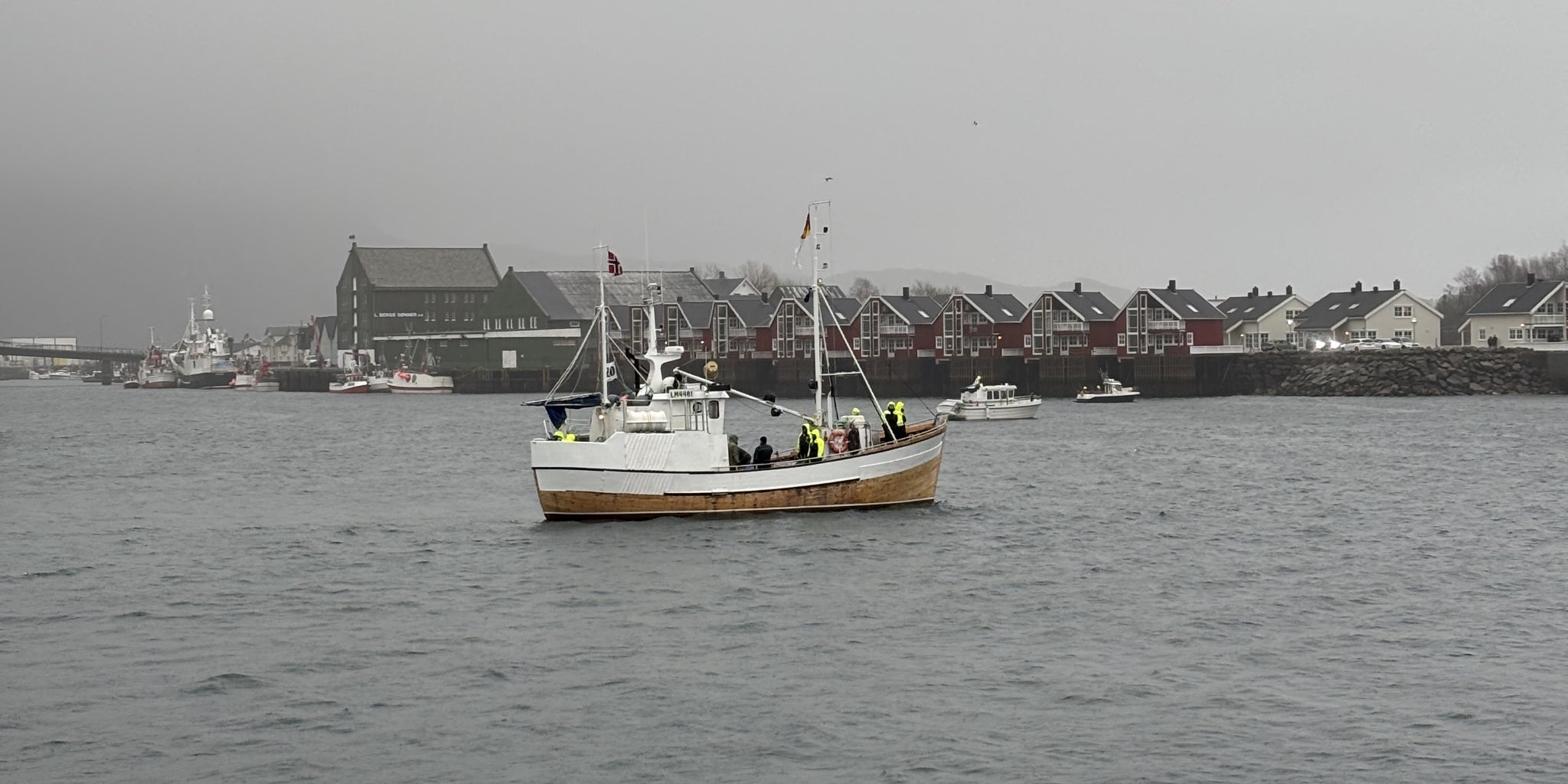 Sjark på sjøen under VM i skreifiske 2026, der personer har på seg flytedrakt fra Regatta.