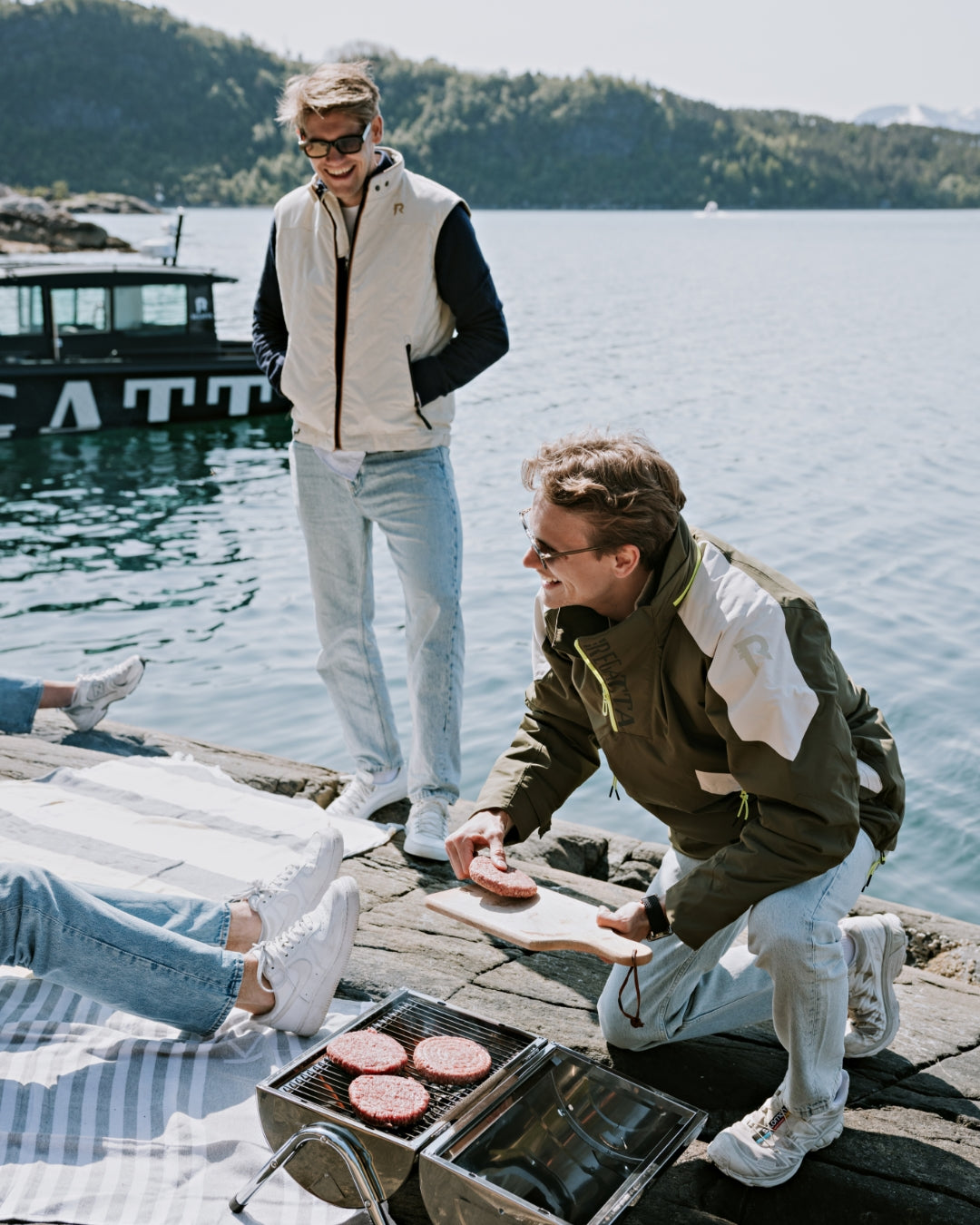 En person har på seg Ocean flyteanorakk fra Regatta