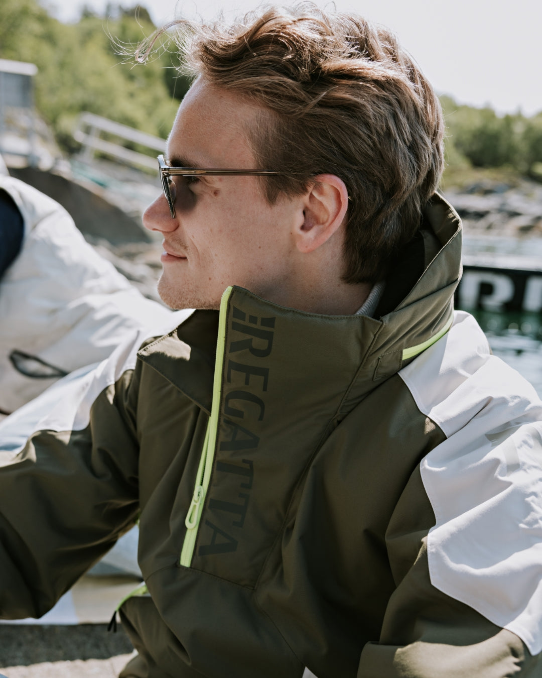 En person har på seg Ocean anorakk fra Regatta - et fritidsplagg med faste flyteelementer