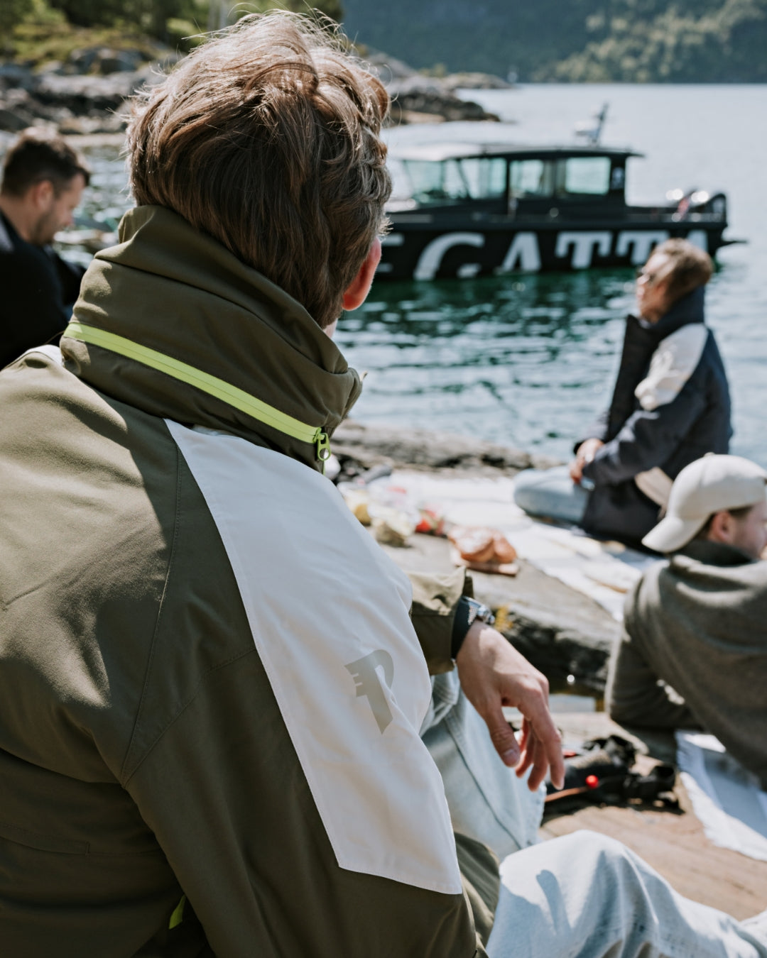 En person har på seg Ocean flyteanorakk fra Regatta