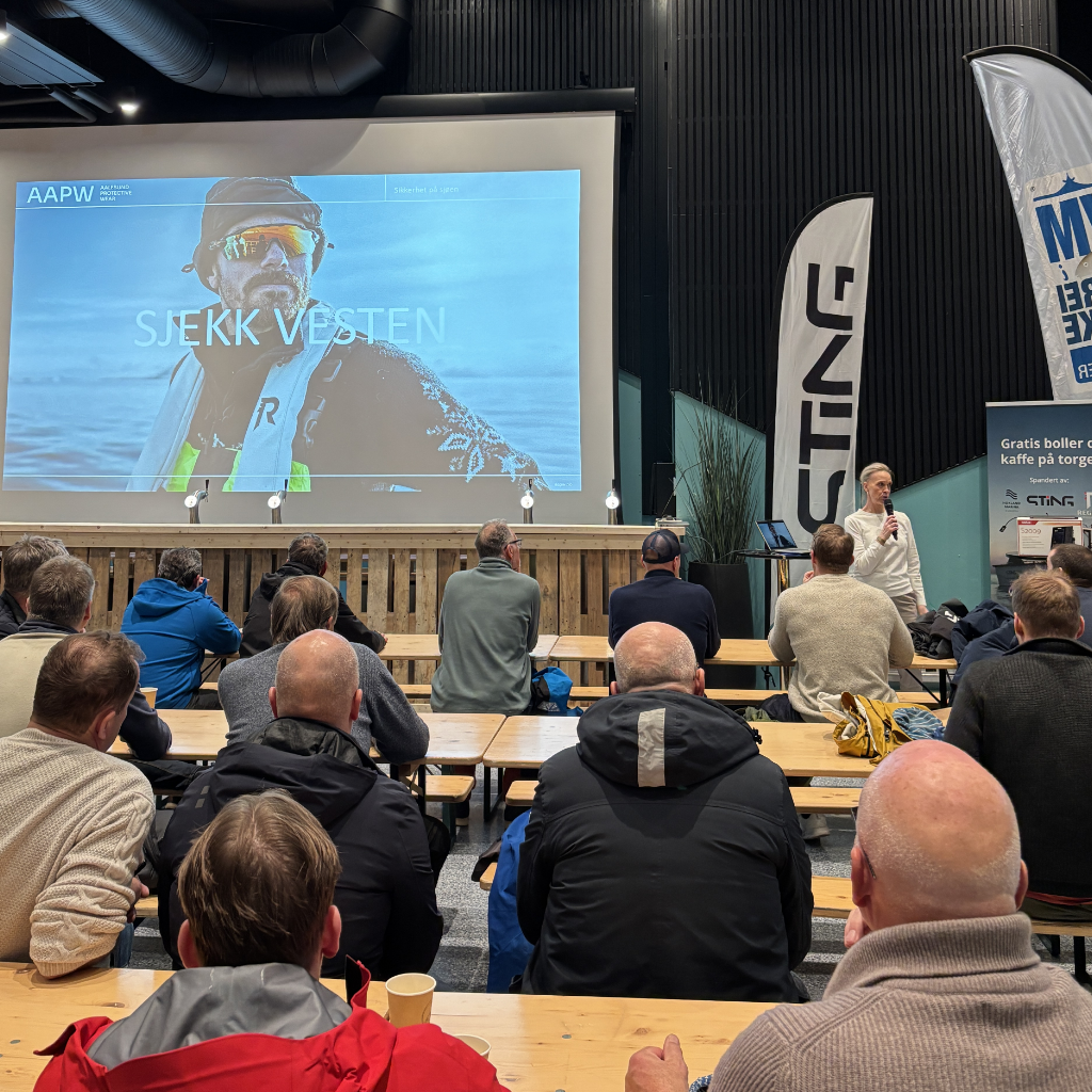 Key Account Manager i Regatta, Lill Tømmerdal, snakker om sikkerhet på sjøen på skippermøtet før VM i skreifiske 2026