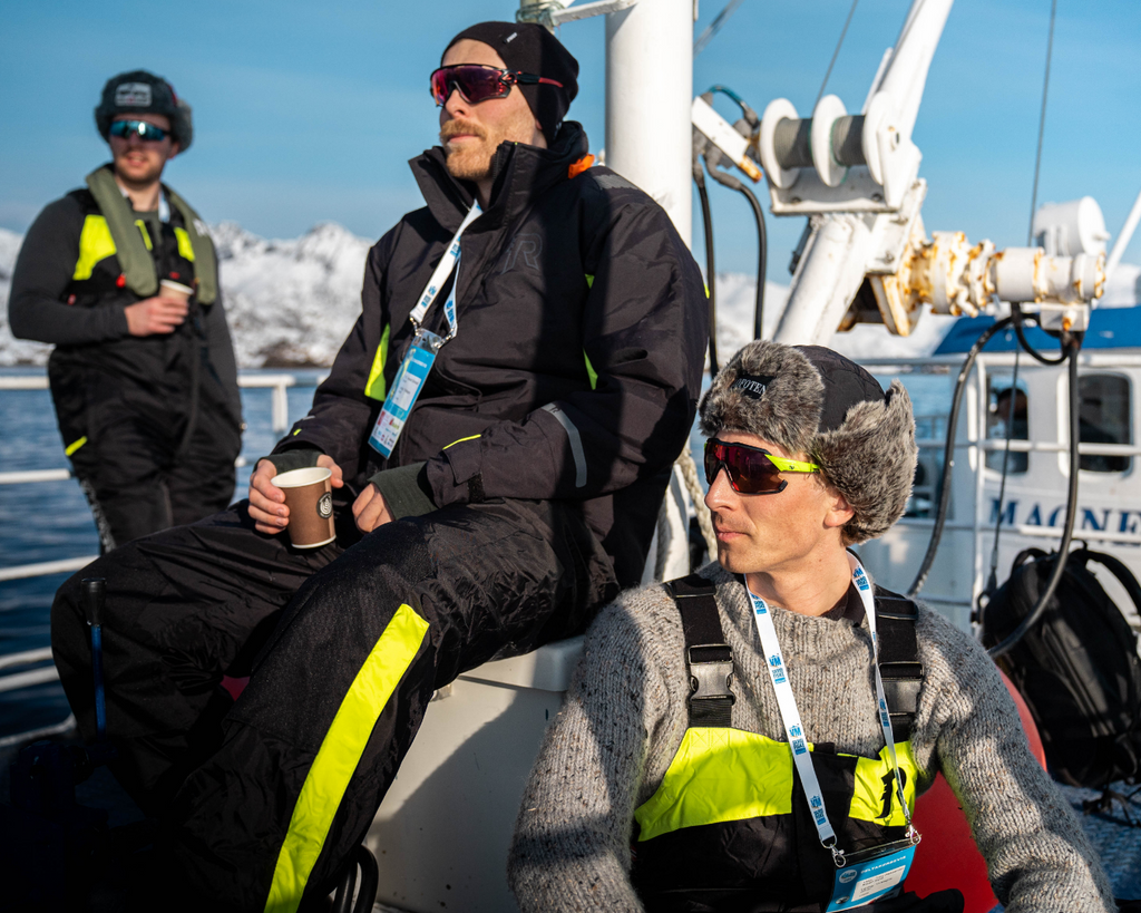 Tre personer har på seg flytejakker og flytebukser fra Regatta på fisketur i Lofoten